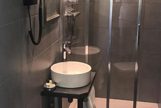 Hotel de Paris Montmartre en suite bathroom