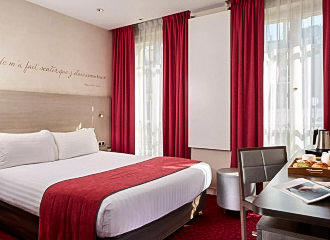 Hotel de Sevigne triple room