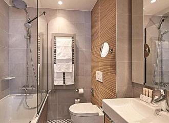 Hotel de Sevigne en suite bathroom