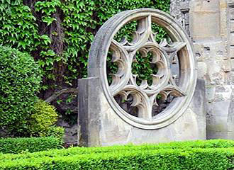 Hotel de Sully round stone window