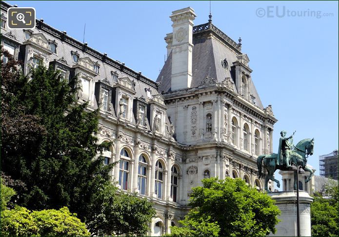 Hotel de Ville and equestrian statue