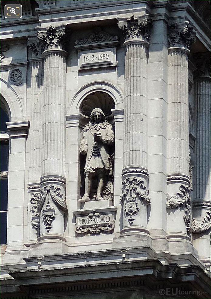 Hotel de Ville Rochefoucauld statue