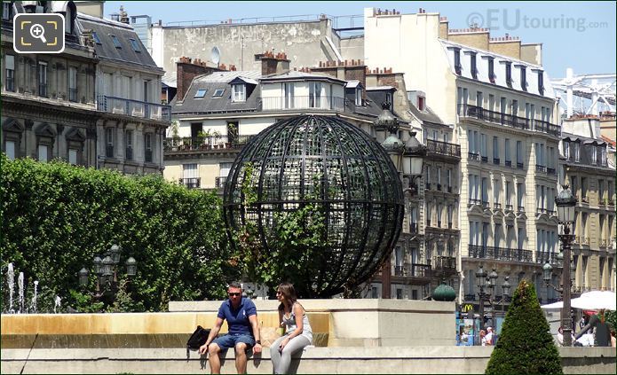 Place de la Hotel de Ville monument Paris