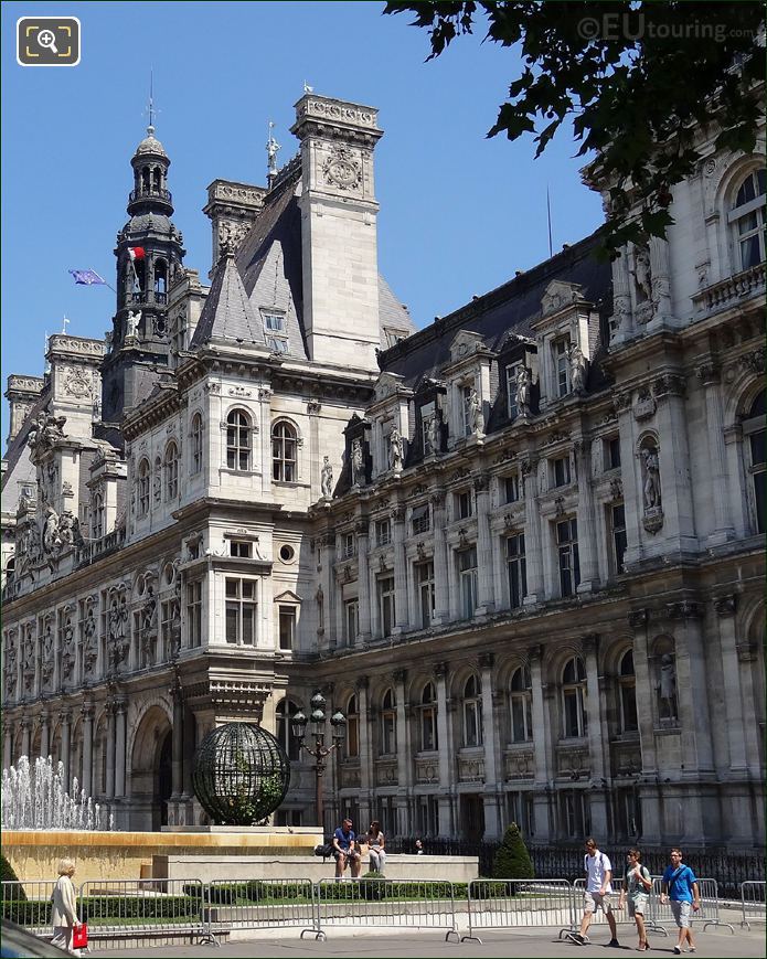 Hotel de Ville facing its fountains in Paris