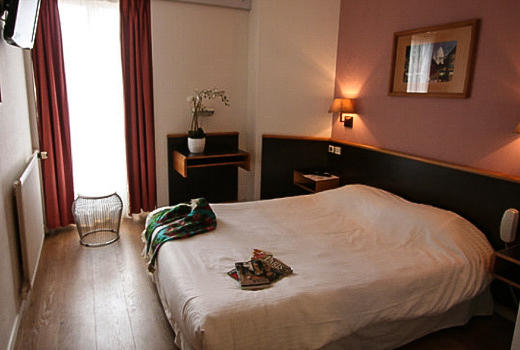 Hotel Denfert-Montparnasse double bedroom