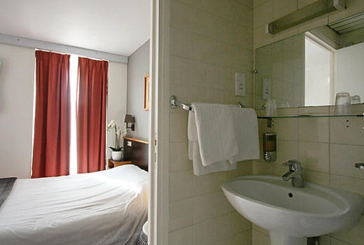 Hotel Denfert-Montparnasse double room bathroom