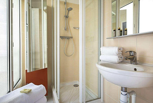 Hotel des 3 Colleges en suite bathroom 2