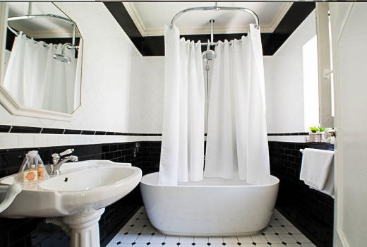 Hotel des Batignolles round bathtub