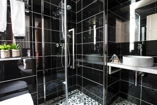 Hotel des Batignolles en suite bathroom black