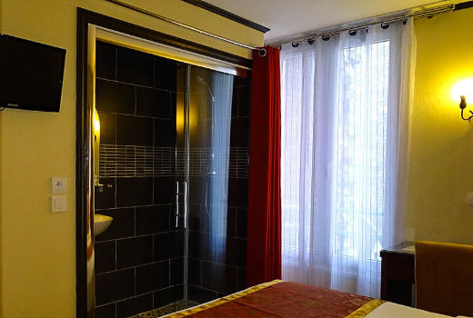 Hotel des Buttes Chaumont bedroom en suite