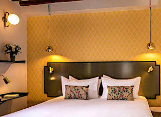 Hotel des Deux-Iles double room yellow