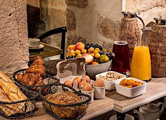 Hotel des Deux-Iles continental breakfast bar