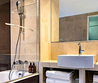 Hotel des Deux-Iles en-suite bathroom