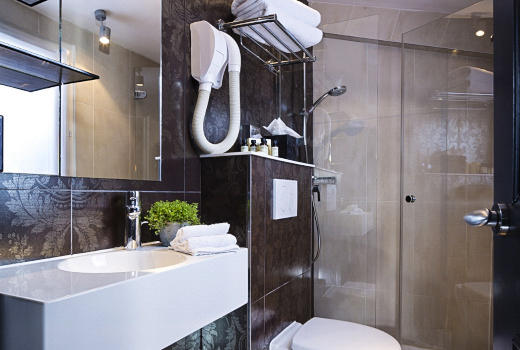 Hotel Design Sorbonne en suite bathroom