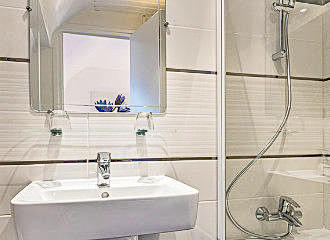 Hotel Diana en suite bathroom