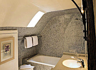 Hotel du Cygne en suite bathroom