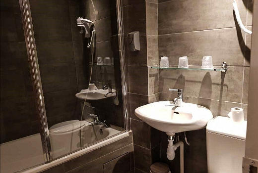 Hotel du Maine en suite bathroom