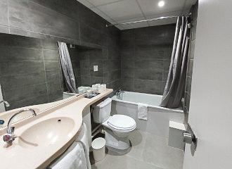 Hotel Eiffel Kensington en suite bathroom