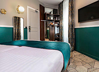 Hotel Elysa double bedroom