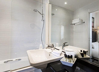 Hotel Elysees Union en suite bathroom