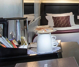 Hotel Elysees Union tea and coffee facilities