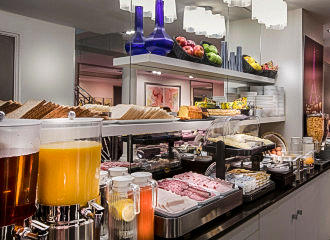 Hotel Elysees Union breakfast bar