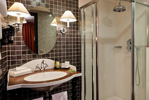 Hotel Fontaines du Luxembourg bathroom suite