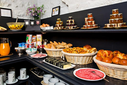 Hotel Fontaines du Luxembourg breakfast bar