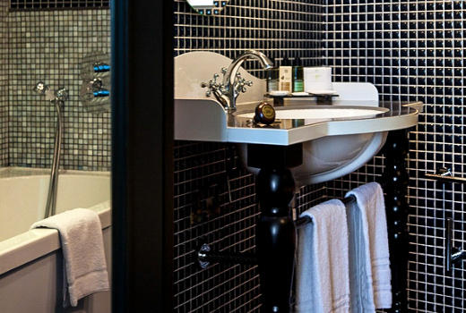 Hotel Fontaines du Luxembourg en suite bathroom