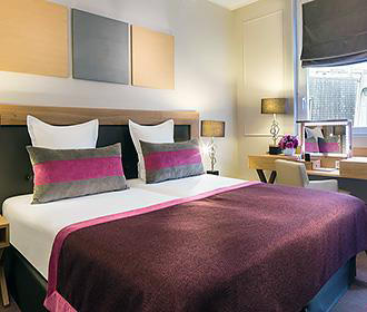 Hotel Galileo double bedroom