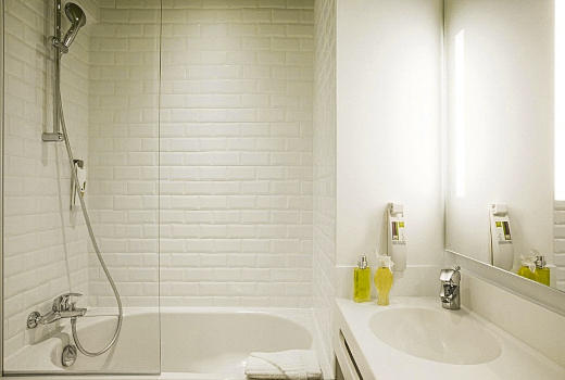 Hotel ibis styles Paris Buttes Chaumont bathroom
