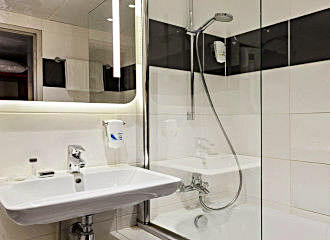 Hotel Inn Design Paris en-suite bathroom