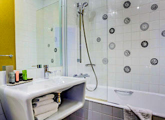 Hotel Joyce en suite bathroom