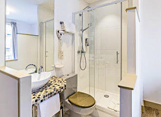 Hotel Korner Eiffel en suite bathroom