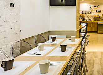 Hotel Korner Montparnasse breakfast tables