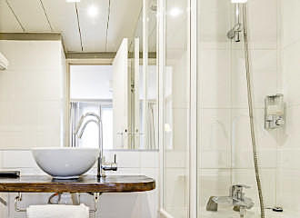 Hotel Korner Montparnasse en suite bathroom
