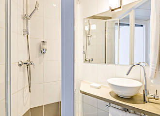 Hotel Korner Montparnasse en suite shower