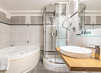 Hotel Korner Opera en suite bathroom