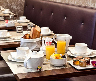 Hotel L'Interlude continental breakfast tables