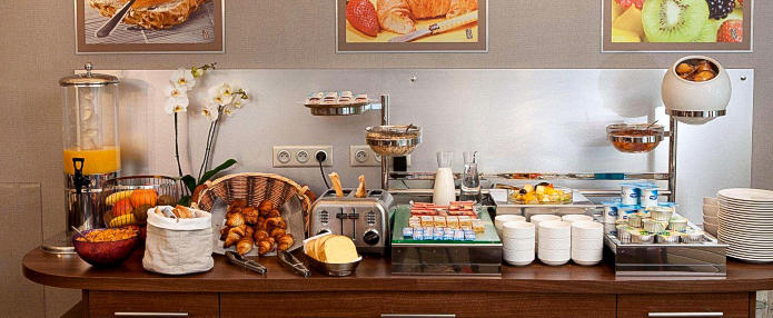 Hotel L'Interlude breakfast bar