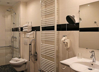 Hotel L'Interlude en suite bathroom
