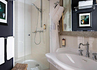 Hotel Le 123 Elysees en suite bathroom