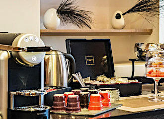 Hotel Le 123 Elysees tea and coffee facilities