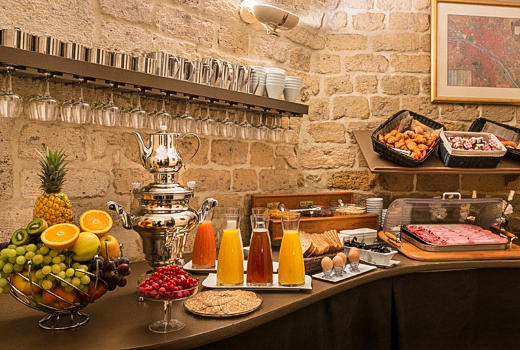 Hotel Le Petit Belloy breakfast bar