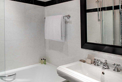 Hotel Le Senat en suite bathroom