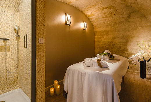 Hotel Les Jardins du Marais massages available