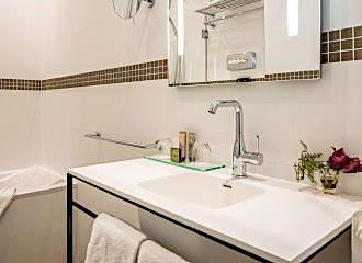 Hotel Malte en suite bathroom