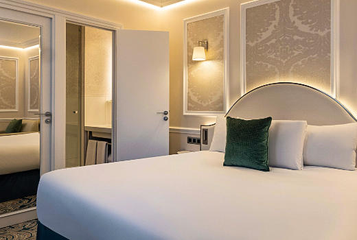 Hotel Mercure Paris La Sorbonne Saint Germain des Pres bedroom and bathroom