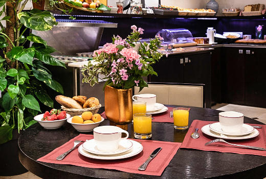 Hotel Mercure Paris La Sorbonne Saint Germain des Pres breakfast table