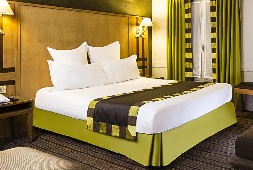 Hotel Mondial double bedroom
